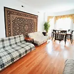 Stone Mansion Sleeps 10-20 Free Tv & Parking