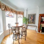 Club Salon Sleeps 10-20 Free Parking & Tv