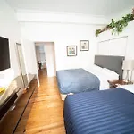 Club Salon Sleeps 10-20 Free Parking & Tv