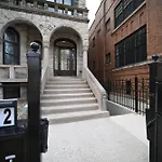 Club Salon Sleeps 10-20 Free Parking & Tv