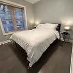 Spacious Wicker Park Hideaway With Parking!
