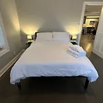 Spacious Wicker Park Hideaway With Parking!