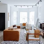 The Brown House - A Luxurious Uchicago Campus Stay