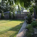 Historic Home With Outdoor Hot Tub Near Downtown In Public Transportation Hub