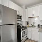 Sleek & Functional 2-Bedroom Apt - Hyde Park 405