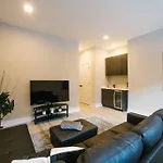 Magnificent New Home W/8 Beds & Free Parking