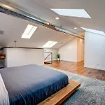 Top Floor In The Heart Of West Town! Perfect For Any Group And Pet Friendly! Apts