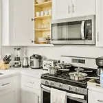 Classic Chicago Edifice Near United Center And Downtown