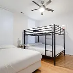 Lincoln Park Living - 1 Holiday home *