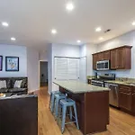 Lincoln Park Living - 1 Holiday home *