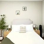 Modern 2Br, Ideal Location Near Local Spots