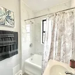 Apartment Cozy Retreat, Prime Location Near Loyola & Beach!
