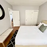 Cozy Retreat, Prime Location Near Loyola & Beach! Apartment Chicago