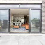 Large 2-Bedroom With Huge Roof Deck View Of Chicago Skyline