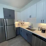 Stylish Shared Condo Minutes From Downtown Chicago, 1Bedroom And Shared Access