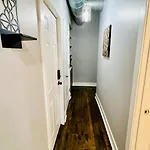 Modern Pilsen 2 Bedroom Apartment *