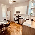 Modern Pilsen 2 Bedroom *