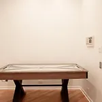 Gold Coast Pristine Home Rooftop Pooltable Parking