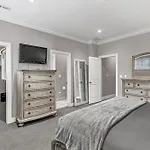 Elegant Condo-Steps From Wrigley Field, 32 Nights Condo