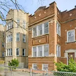 Walk To Devon Avenue & Warren Park: Chicago Apt!