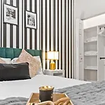 2 Bd 2 Ba Bucktown Safari Flat