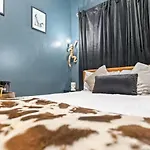 2 Bd 2 Ba Bucktown Safari Flat