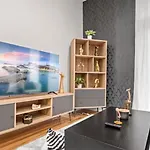 2 Bd 2 Ba Bucktown Safari Flat