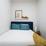 Chic 2Br Top-Floor Gem