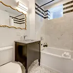 Large Condo With Outdoor Deck In Historic Chicago District Home