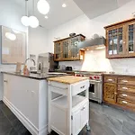 Large Condo With Outdoor Deck In Historic Chicago District Home