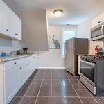 Entire Private Apartment, Near Downtown - Free Parking