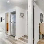 Less Than 2 Mi To Uchicago Pet-Friendly Getaway With Yard