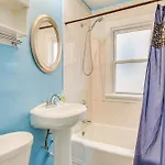 Less Than 2 Mi To Uchicago Apt Near Bus Stops!