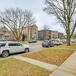 Less Than 2 Mi To Uchicago Apt Near Bus Stops!