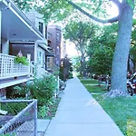 Cozy Vintage Chicago Apartment Near Downtown