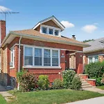 Chicago Getaway With Pool Table & Modern Comfort Home