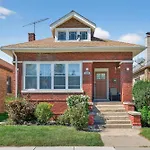 Chicago Getaway With Pool Table & Modern Comfort Home