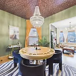 Addison Elite Art Deco Retreat Garage