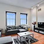 Downtown Chicago Stay With Free In & Out Parking 4