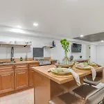 2 Mi To Logan Square: Pet-Friendly Urban Oasis!