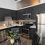 Mccormick Place: Modern Downtown Loft With Optional Parking *