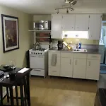 Cozy Vintage Chicago Apartment Near Downtown