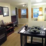 Cozy Vintage Chicago Apartment Near Downtown