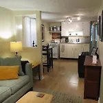 Cozy Vintage Chicago Apartment Near Downtown