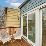 1 Mi To Wrigley! Quintessential Chi-Town Greystone