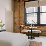 Livn West Loop Classic Queen Apartment