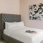 Livn West Loop Chicago Classic Queen Studio