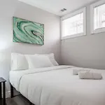 Double Play Wrigley - Prime Location Across From Wrigley Field & Transit - 2Br Apts