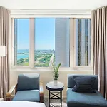 Fairmont Millennium Park 4*