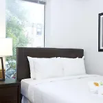 Four-Bedroom On N Racine Avenue Apt 1